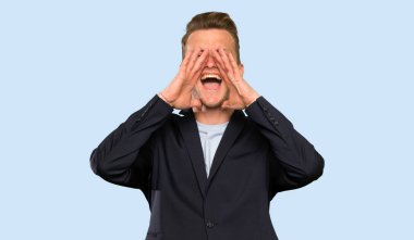 Sarışın yakışıklı adam bağırıyor ve bir şey ilan