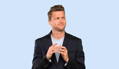 Sarışın yakışıklı adam bir şey entrika