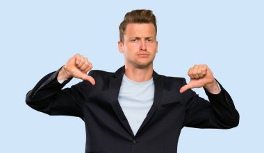 Sarışın yakışıklı adam gösteren başparmak aşağı