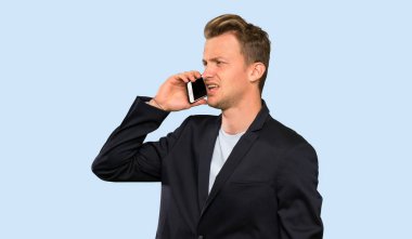 Cep telefonu ile bir konuşma tutan sarışın yakışıklı adam