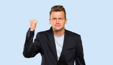 Kızgın jest ile Sarışın yakışıklı adam