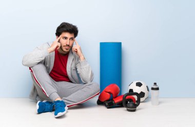 Spor adam şüpheve düşünme ile katta oturan
