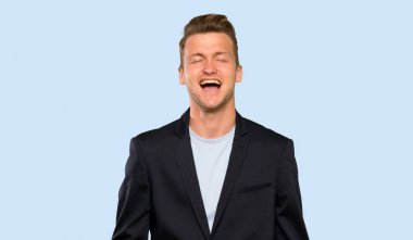 Sarışın yakışıklı adam ağzı tamamen açık ön bağırıyor