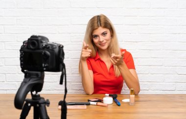 Genç blogger kız size bir video öğretici puan parmak kayıt