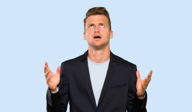 Sarışın yakışıklı adam kötü bir durum tarafından hayal kırıklığına