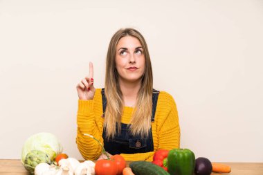 Bir sürü sebzeli kadın işaret parmağıyla işaret etmek harika bir fikir.