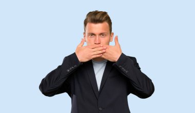 Sarışın yakışıklı adam el ile ağız kapsayan