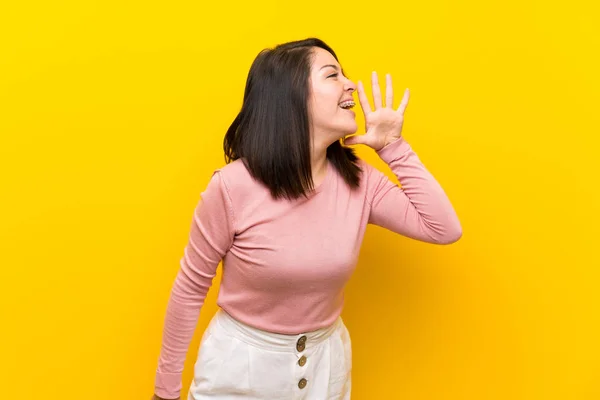 Mulher Mexicana Jovem Sobre Fundo Amarelo Isolado Gritando Com Boca — Fotografia de Stock