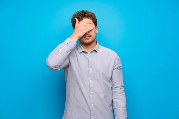 Uomo Biondo Sopra Muro Blu Che Copre Gli Occhi Mano — Foto Stock