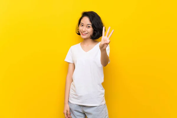 Ασιατικές Νεαρή Γυναίκα Πάνω Από Απομονωμένο Κίτρινο Τοίχο Ευτυχής Και — Φωτογραφία Αρχείου