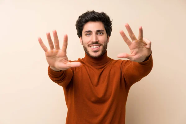 Guapo Sobre Pared Aislada Contando Nueve Con Los Dedos — Foto de Stock