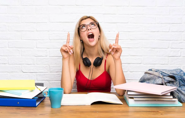 Teenager Studentin Mädchen Bei Drinnen Überrascht Und Zeigt Nach Oben — Stockfoto