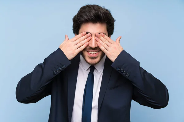 Geschäftsmann Über Isolierte Blaue Wand Die Die Augen Mit Den — Stockfoto