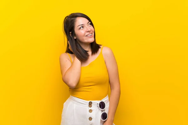 Молода Мексиканська Жінка Над Ізольованою Жовтим Фоном Мислення Ідея — стокове фото