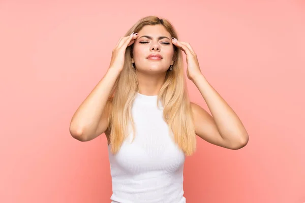 Adolescente Chica Sobre Aislado Rosa Fondo Infeliz Frustrado Con Algo — Foto de Stock