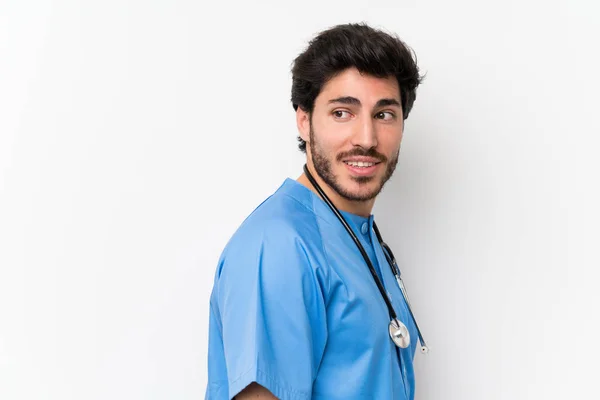 Хірург Лікар Людина Над Ізольованою Білою Стіною Сміється — стокове фото