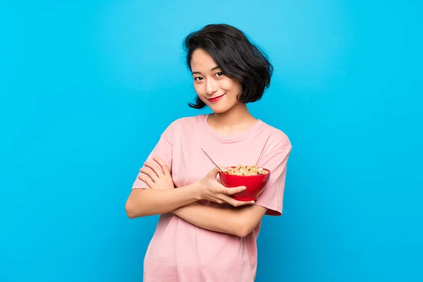 Ασιατικές Νεαρή Γυναίκα Κρατώντας Ένα Μπολ Δημητριακών Κοιτάζοντας Πάνω Ενώ — Φωτογραφία Αρχείου