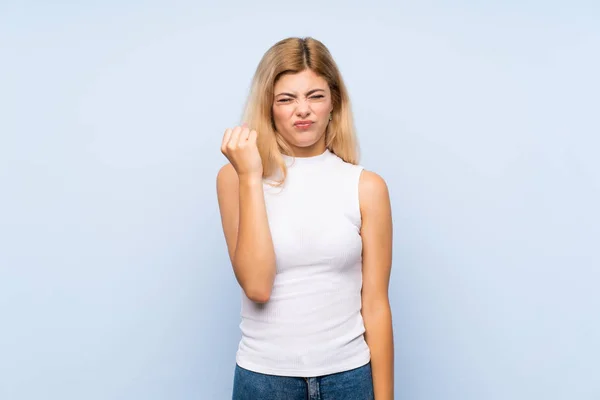 Adolescente Chica Sobre Aislado Fondo Azul Apuntando Lado Para Presentar — Foto de Stock