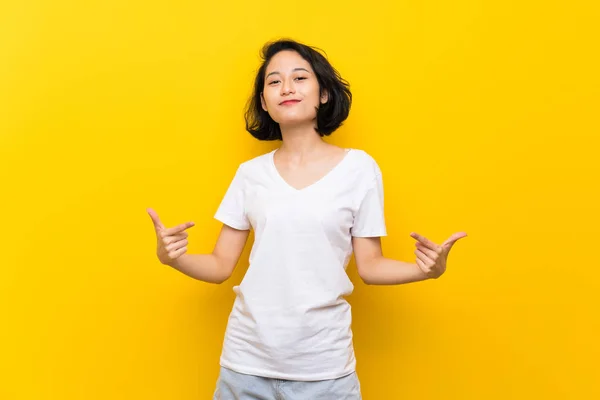 Asiático Jovem Mulher Sobre Isolado Amarelo Parede Orgulhoso Auto Satisfeito — Fotografia de Stock