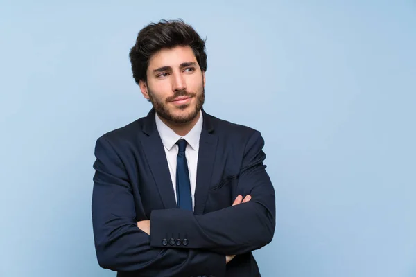 Empresario Sobre Pared Azul Aislada Haciendo Gesto Dudas Mientras Levanta —  Fotos de Stock