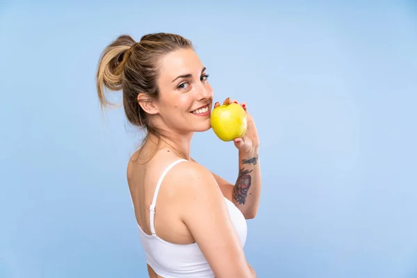 Lycklig ung blond kvinna med ett äpple — Stockfoto