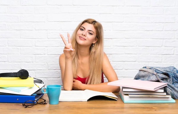 Adolescente Estudiante Chica Interior Sonriendo Mostrando Signo Victoria — Foto de Stock