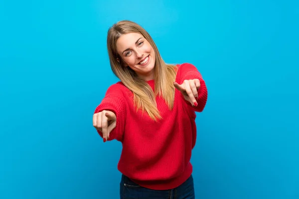 Frau Mit Rotem Pullover Über Blauer Wand Zeigt Lächelnd Mit — Stockfoto