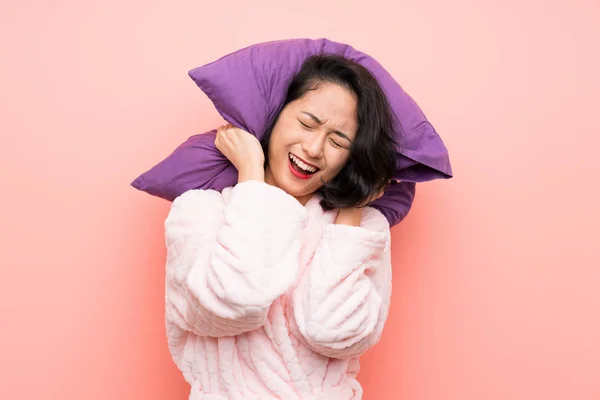 Wanita muda Asia dengan piyama dan stres — Stok Foto