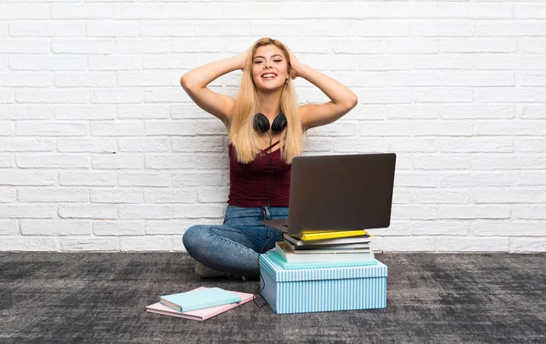 Adolescente Chica Sentada Suelo Con Portátil Frustrado Toma Las Manos — Foto de Stock