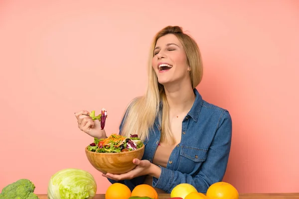 Junge blonde Frau mit Salat — Stockfoto