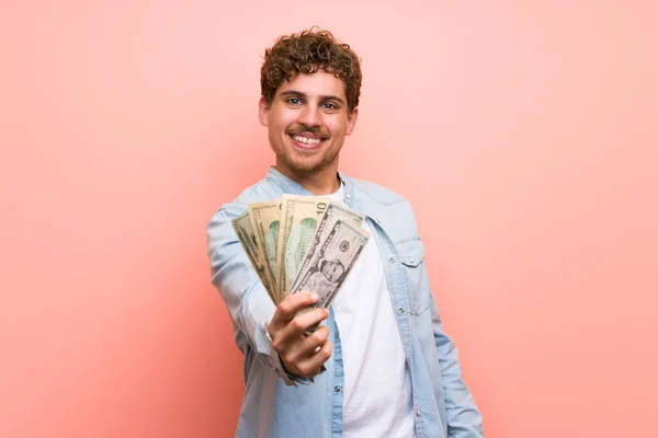 Ξανθιά Άνθρωπος Πάνω Από Ροζ Τοίχο Λαμβάνοντας Πολλά Χρήματα — Φωτογραφία Αρχείου