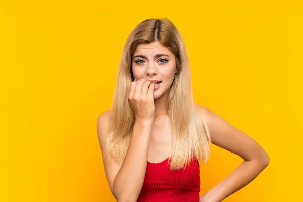 Tonåring Flicka Över Isolerad Gul Bakgrund Nervös Och Rädd — Stockfoto