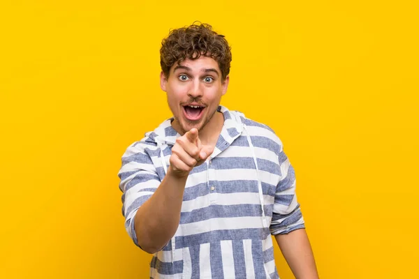 Blonde Man Yellow Wall Happy Pointing Front — Stock Photo, Image