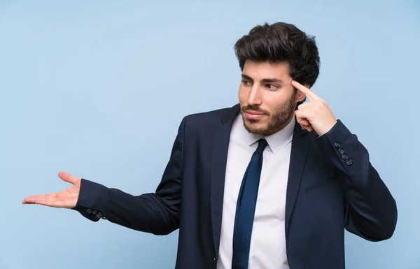 Affärsman Över Isolerad Blå Vägg Gör Gest Galenskap Sätta Fingret — Stockfoto