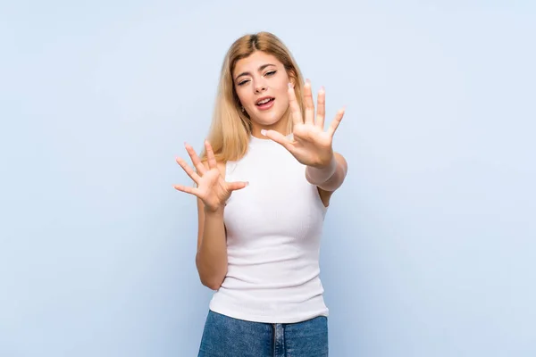 Adolescente Chica Sobre Aislado Azul Fondo Tener Dudas Mientras Levantar — Foto de Stock