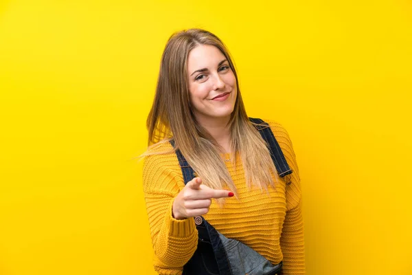 Žena Montérkách Izolované Žluté Stěně Tebe Ukazuje Prstem — Stock fotografie