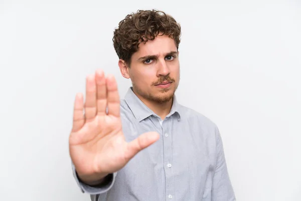 Blond Człowiek Białym Tle Ściany Podejmowania Gest Stop Ręką — Zdjęcie stockowe