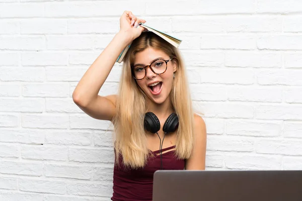 Adolescente chica sentada en el suelo con su portátil —  Fotos de Stock