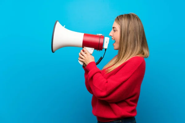 Vrouw Met Rode Trui Blauwe Muur Schreeuwen Door Een Megafoon — Stockfoto