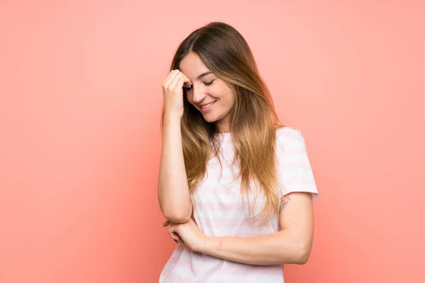 Junge Frau Lacht Über Isolierte Rosa Wand — Stockfoto