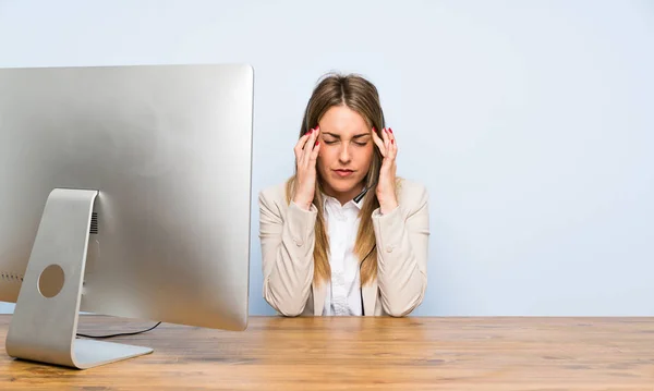 Ung Telemarketer Kvinna Olycklig Och Frustrerad Med Något Negativt Ansiktsuttryck — Stockfoto