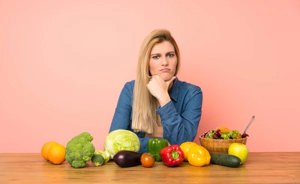 Jeune Femme Blonde Avec Nombreux Légumes Penser — Photo