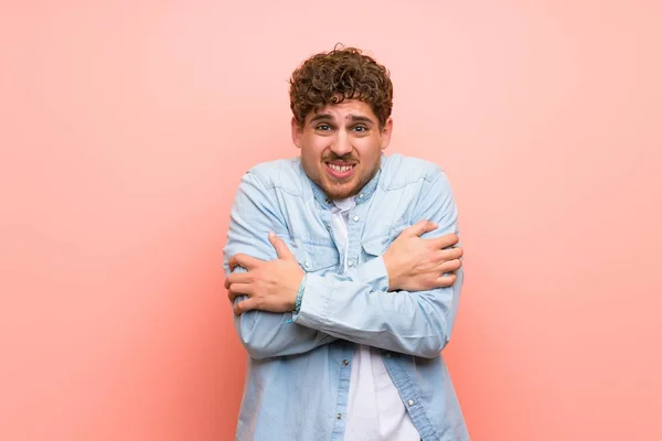 Blonder Mann Friert Über Rosa Wand — Stockfoto