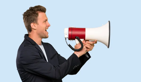 Loira Bonito Homem Gritando Através Megafone — Fotografia de Stock