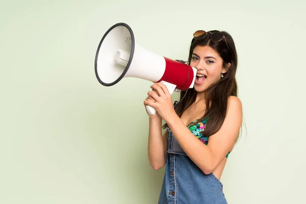 Έφηβος Κορίτσι Στις Καλοκαιρινές Διακοπές Φωνάζοντας Μέσα Από Ένα Μεγάφωνο — Φωτογραφία Αρχείου