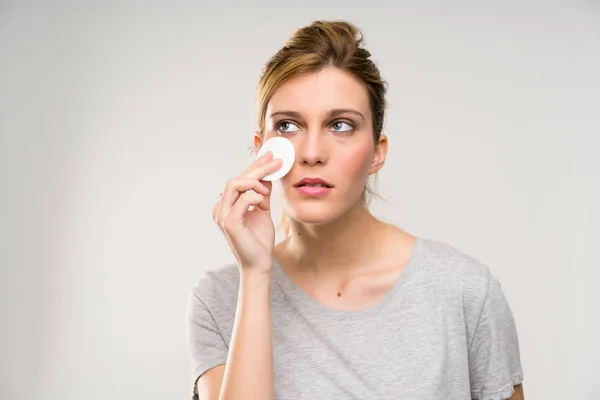 Jonge Blonde Vrouw Het Verwijderen Van Make Uit Haar Gezicht — Stockfoto