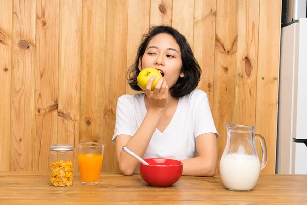 Asiatische Junge Frau Beim Frühstück Und Mit Einem Apfel — Stockfoto