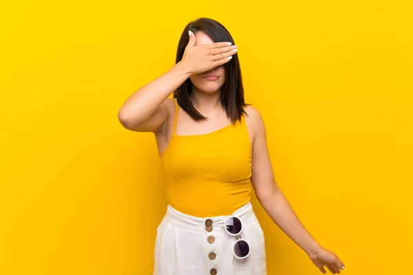 Young Mexican Woman Isolated Yellow Background Covering Eyes Hands Want — Stock Photo, Image