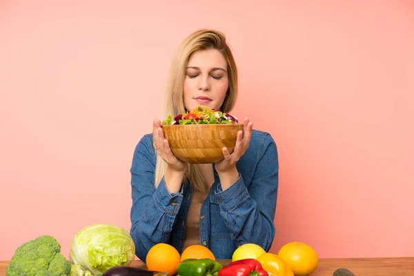 Jeune femme blonde avec salade — Photo