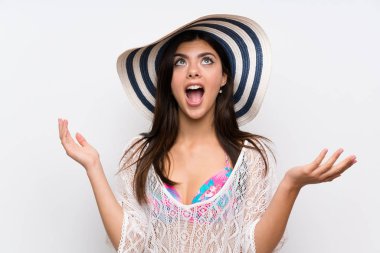 Sürpriz yüz ifadesi ile yaz tatilinde genç kız